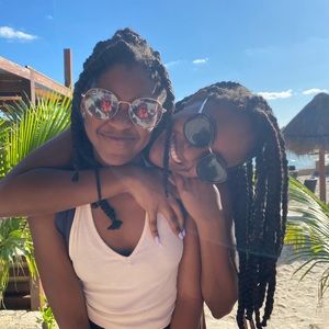 Meet your Posher, Chanel